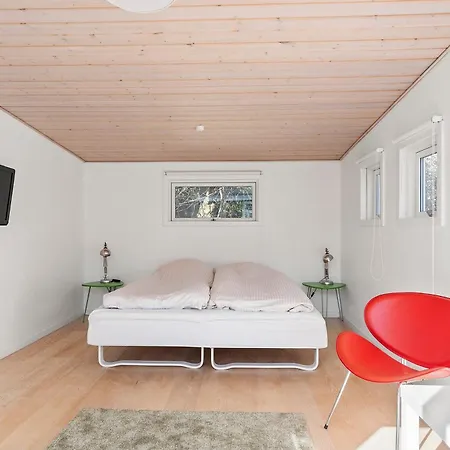 Charming Summerhouse Near And Hornbaek *